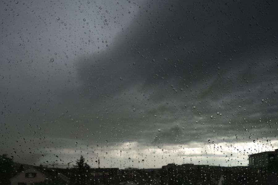 Vor allem am Freitag- und Sonntagabend ziehen die Regenwolken über die Schweiz. (Symbolbild)