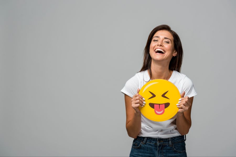 Lachende Frau mit Emoji