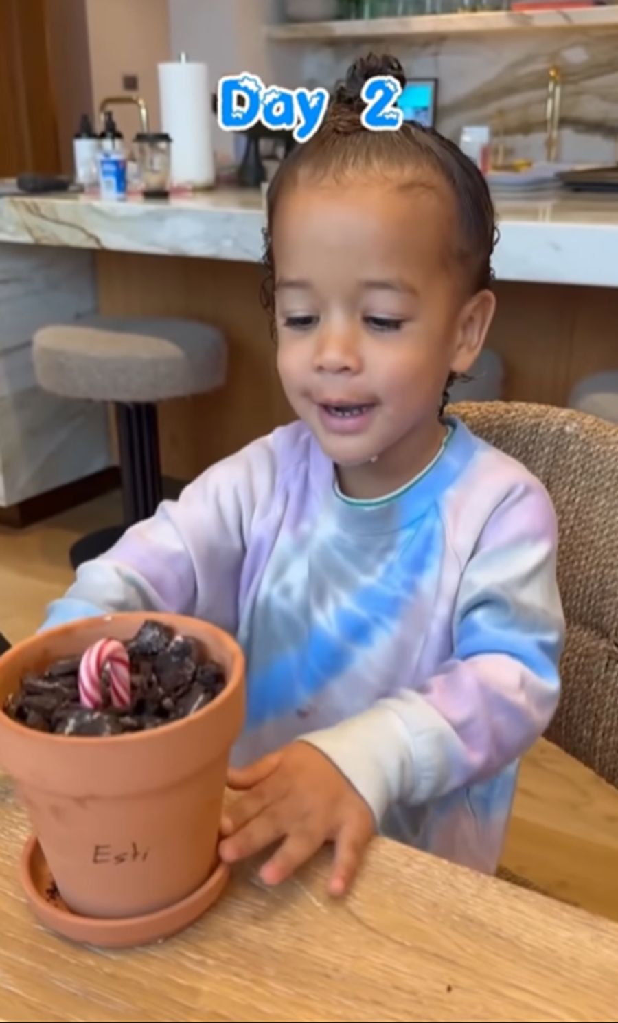 Die Kinder glauben, dass sie über Nacht gewachsen sind und freuen sich.