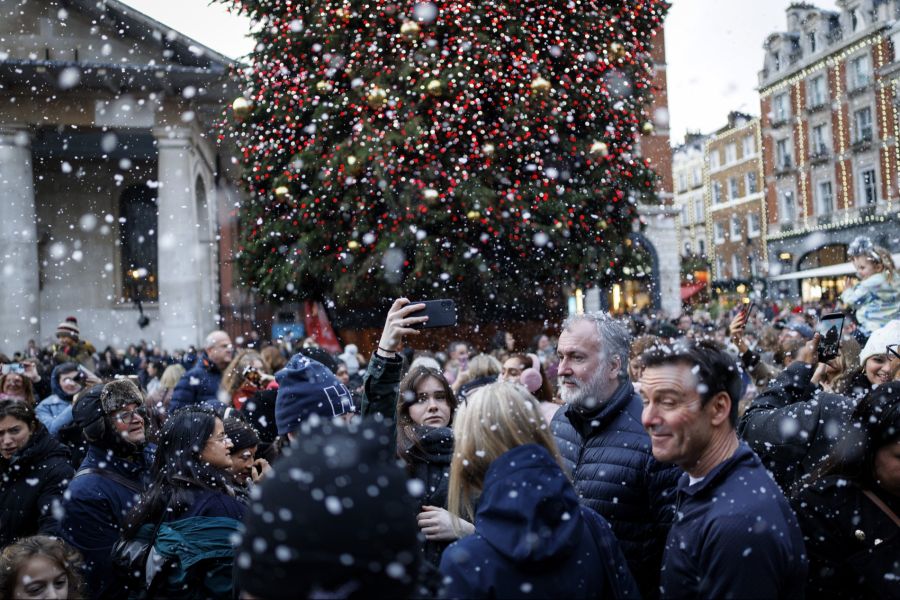 An Heiligabend schneit es im Flachland leicht.