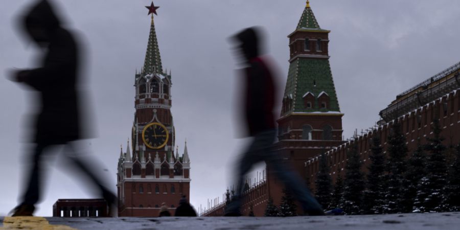 ARCHIV - Menschen gehen vor dem Erlöserturm des Kreml über den Roten Platz. Foto: Alexander Zemlianichenko/AP/dpa/Archivbild