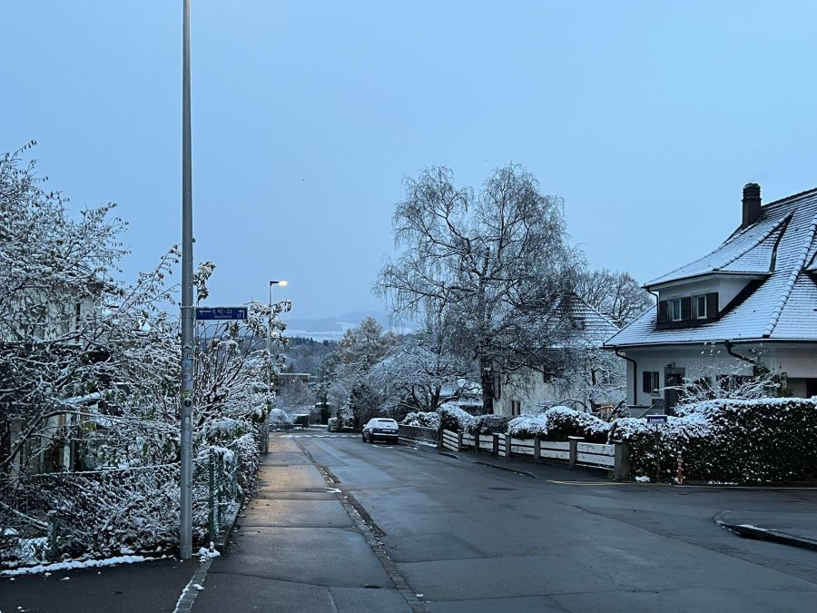 In Wabern liegt auf den Dächern und den Wiesen eine dünne Schneeschicht.