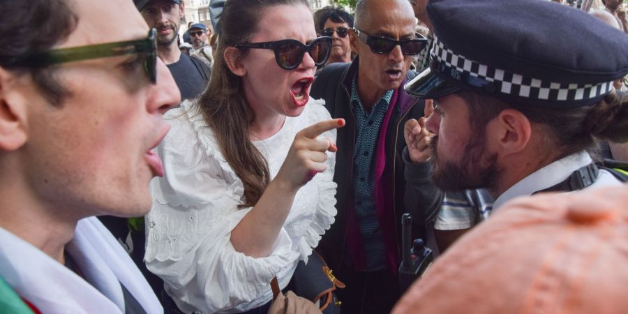 Teilweise soll es zu aggressivem Verhalten gegenüber Polizisten gekommen sein.