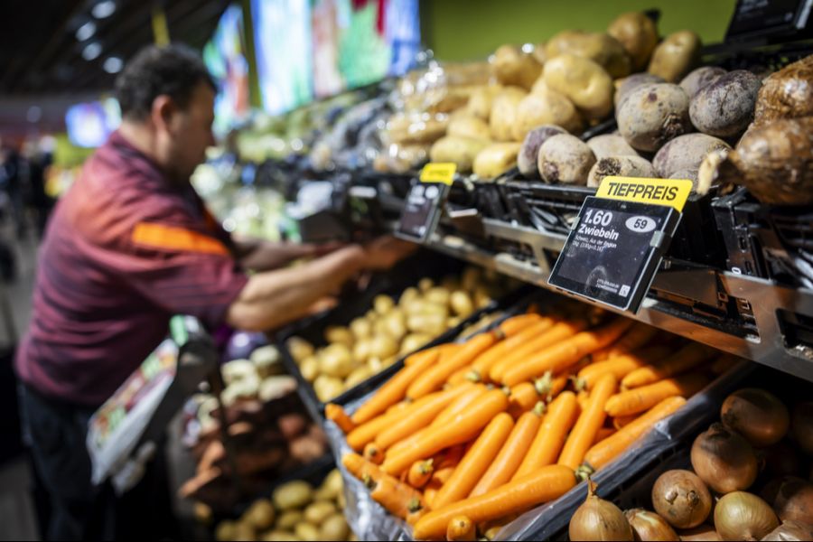 Ein ehemaliger Migros-Mitarbeiter steht in Genf vor Gericht. (Symbolbild)
