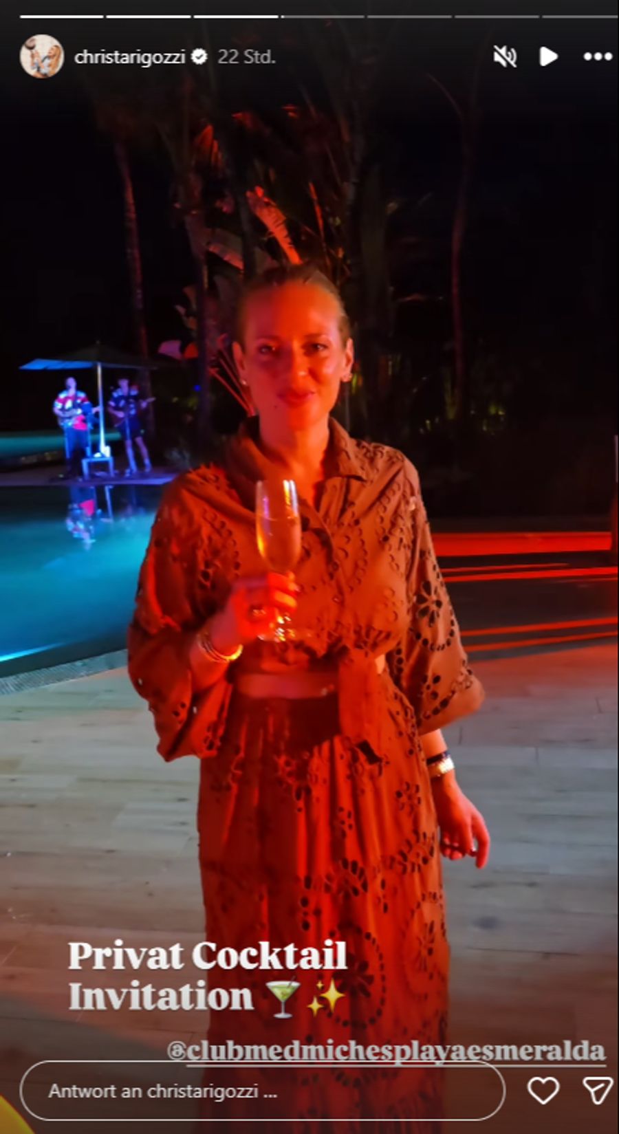 Abends gönnt sich die zweifache Mama auch mal ein Cüpli.