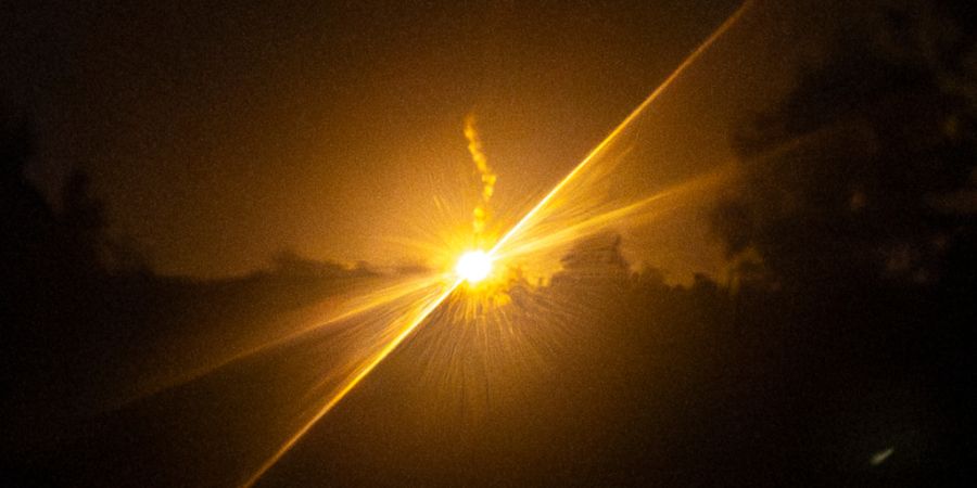 Leuchtraketen werden von thailändischen Streitkräften in der thailändischen Provinz Burirum nach Zusammenstößen zwischen thailändischen und kambodschanischen Soldaten abgefeuert. ...