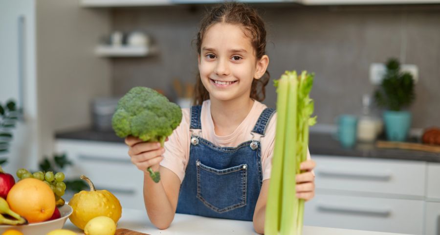 Kind mit Gemüse, vegan