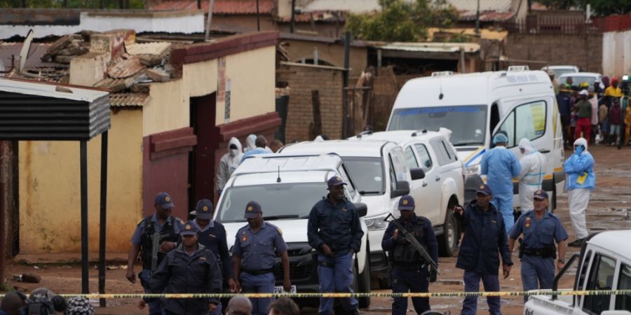 Polizisten am Tatort in Bekkersdal. Foto: Alfonso Nqunjana/AP/dpa