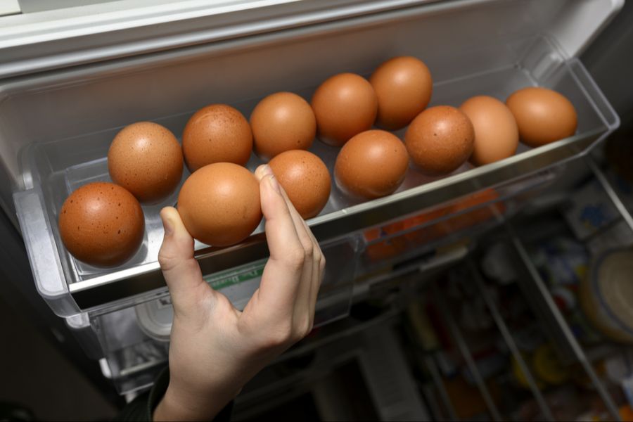 Lebensmittel Eier im Kühlschrank