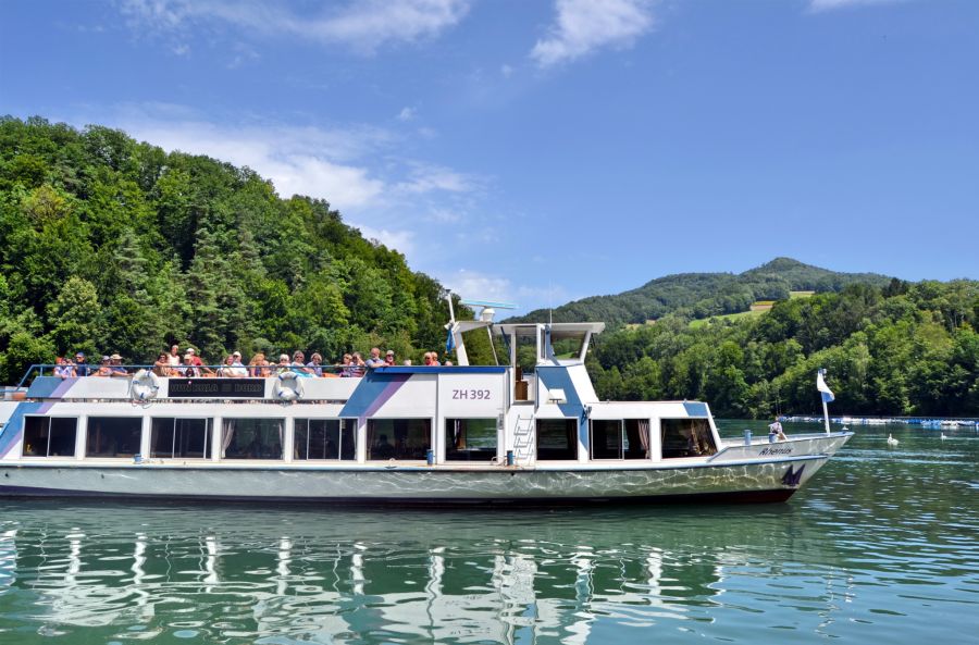Mit einer Schifffahrt auf dem Rhein geniessen Sie traumhafte Ausblicke auf das Schaffhauserland.