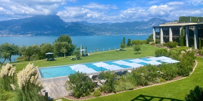 Blick über Pool und Garten auf Gardasee, Cape of Senses