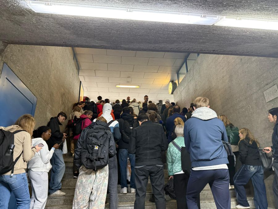 Hunderte Pendlerinnen und Pendler sind wegen dem Streckenunterbruch an der Zürcher Goldküste gestrandet.