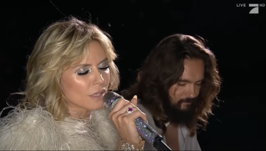 Heidi Klum singt