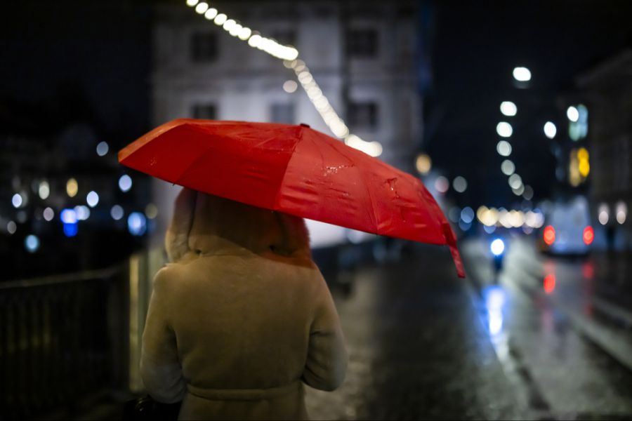 Der Samstag startet mit wechselhafter bis starker Bewölkung und etwas Niederschlag vor allem auf der Alpennordseite. (Symbolbild)