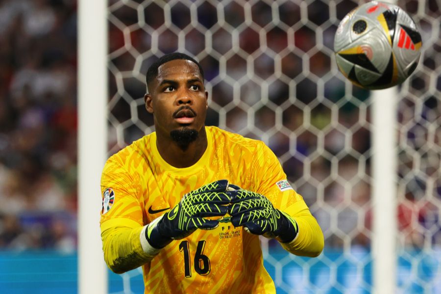 Eine erfahrenere Option wäre Frankreichs Nationalgoalie Mike Maignan.