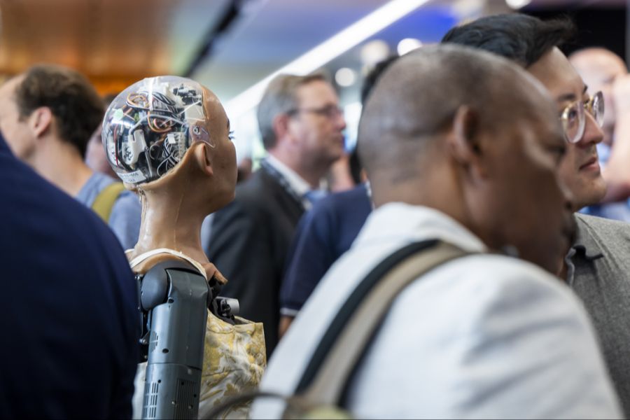 Experten sagen: Die Gestaltung der Schnittstelle zwischen Mensch und Maschine werde zur entscheidenden Aufgabe. (Symbolbild)