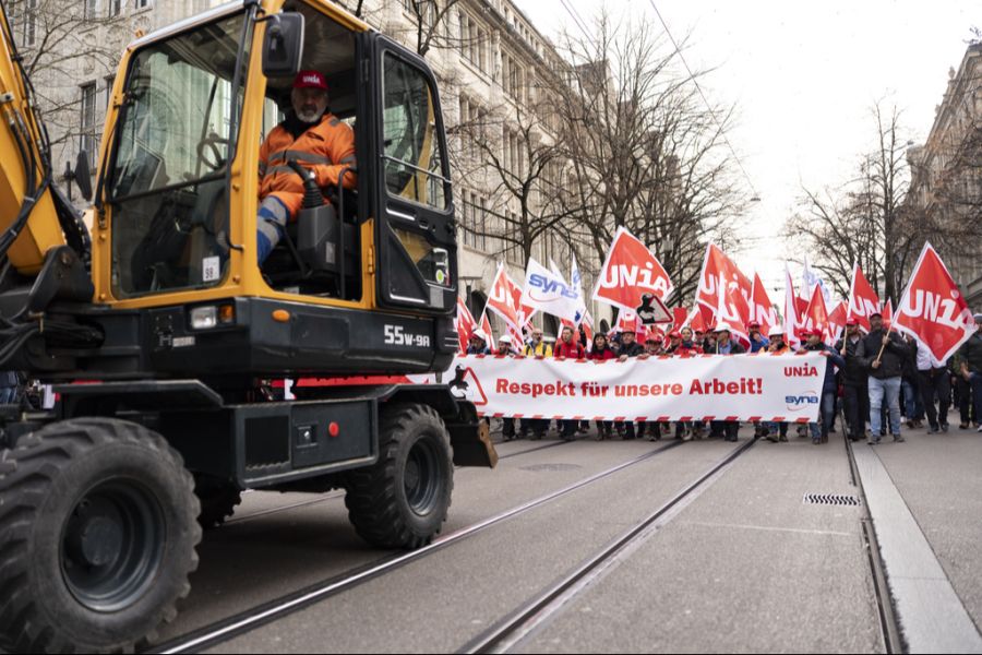 Vergangene Woche gingen in Zürich rund 2500 Bauarbeiter auf die Strasse, um für bessere Arbeitsbedingungen zu demonstrieren.