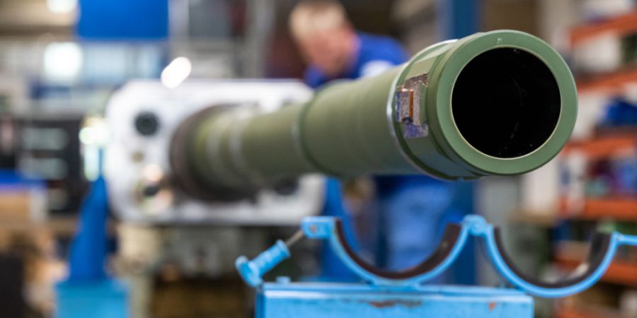 ARCHIV - Mitarbeiter bei Rheinmetall arbeiten an einer Kanone für den Kampfpanzer Leopard 2A4. Foto: Philipp Schulze/dpa