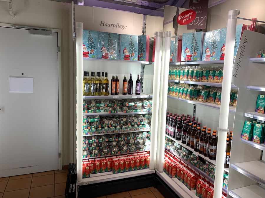 Dort, wo sich früher Shampoos befanden, steht jetzt Weihnachtsgebäck.