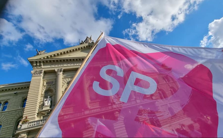 Die Partei wirft dem SRF, eine Unternehmenseinheit der SRG vor, in der Umfrage «rechte, antifeministische Narrative zu reproduzieren».