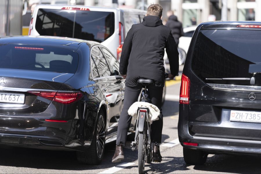 Insbesondere dort, wo Falschparker den Fuss- und Veloverkehr behindern. (Symbolbild)
