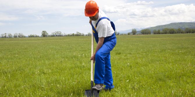 Spatenstich Arbeiter Feld