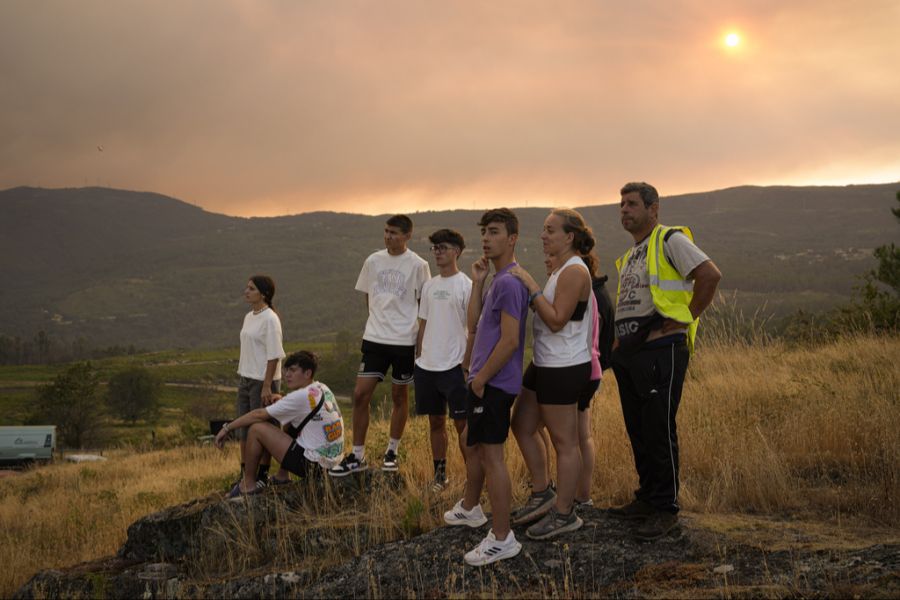 Auch im Nordwesten Spaniens wüten Waldbrände. Nicht selten nähert sich das Feuer auch den Häusern. (Im Bild: Spanische Familie am 30. Juli 2025)