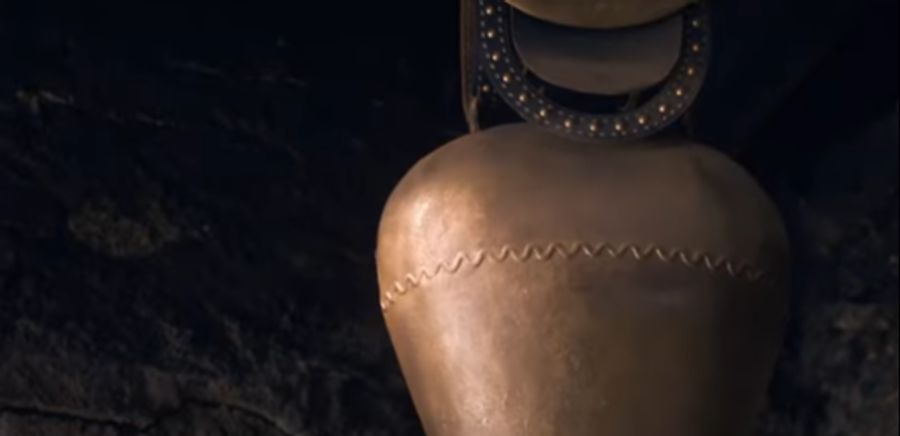 Dort will er die grosse Glocke seiner Eltern holen.