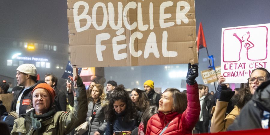 Waadtländer Staatsangestellte gingen in den vergangenen Wochen wiederholt auf die Strasse, um gegen die Sparpläne der Regierung zu protestieren. (Archivbild)
