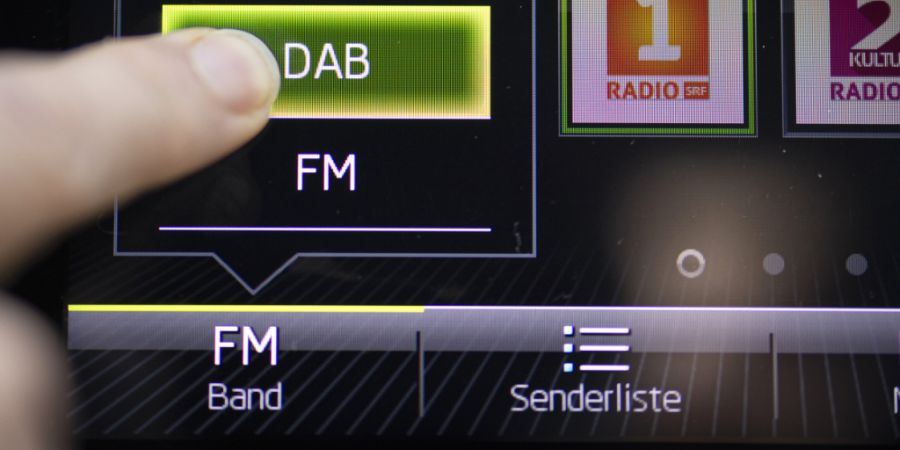 Es wäre günstiger, allen Radiohörerinnen und Hörern ein DAB+ Radio zu schenken, als weiterhin via UKW zu senden, kritisierte der Verband Unikom den Entscheid der SRG. (Archiv)