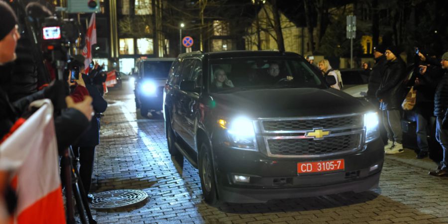 Eine Wagenkolonne erreicht die US-Botschaft. In Belarus hat Machthaber Lukaschenko nach offiziellen Angaben 123 politische Gefangene freigelassen. Die Freilassung sei im «Rahmen der mi...