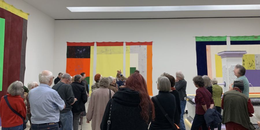 Eine Bustour bringt Besuchende zu den verschiedenen Ausstellungsorten der «Cantonale Bern Jura» und vermittelt Einblicke ins regionale Kulturschaffen.