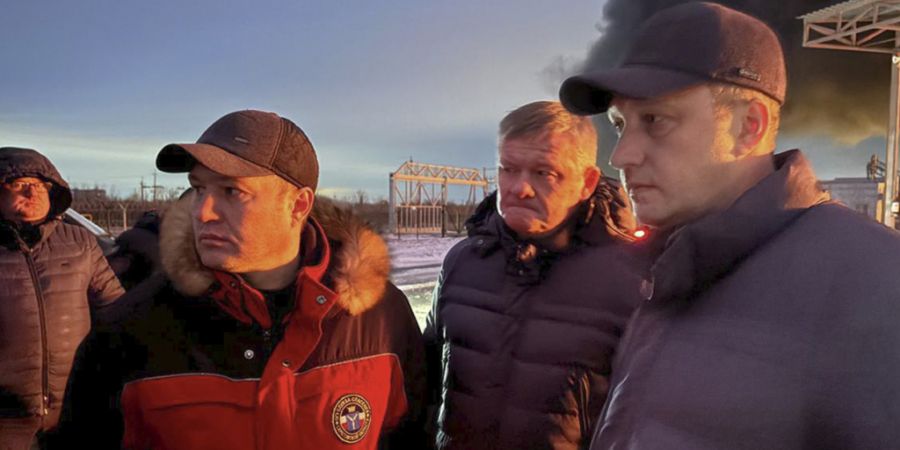 HANDOUT - Auf diesem vom Telegram-Kanal des Gouverneurs der Region Saratow, Roman Bussargin, am 8. Januar 2025 veröffentlichten undatierten Foto spricht der Gouverneur der Region Sarat...