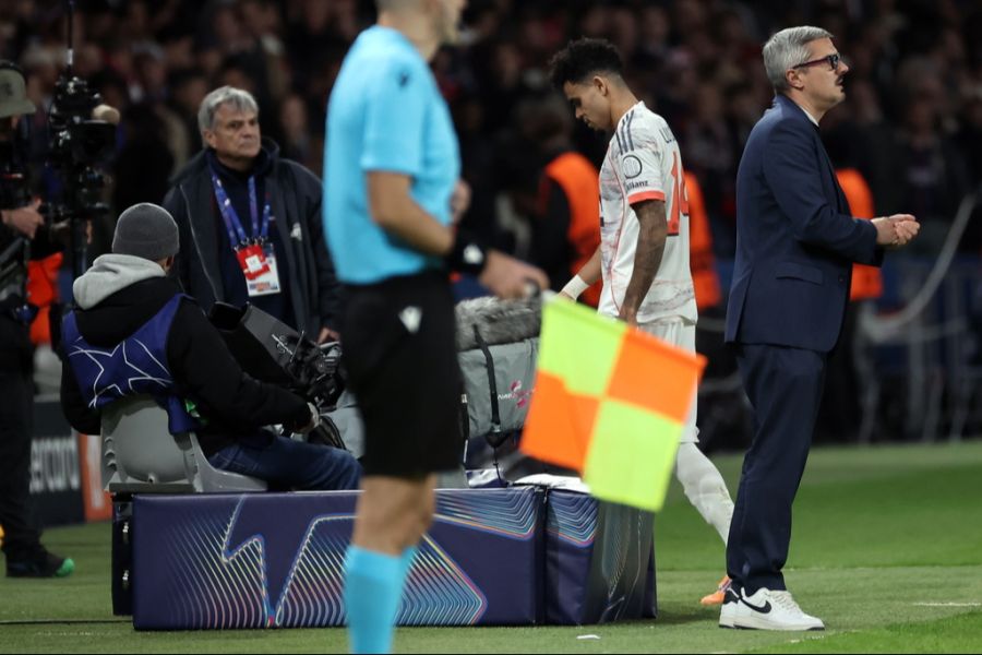 Luis Díaz verlässt mit gesenktem Kopf das Spielfeld – von Jubel keine Spur mehr beim Doppeltorschützen.