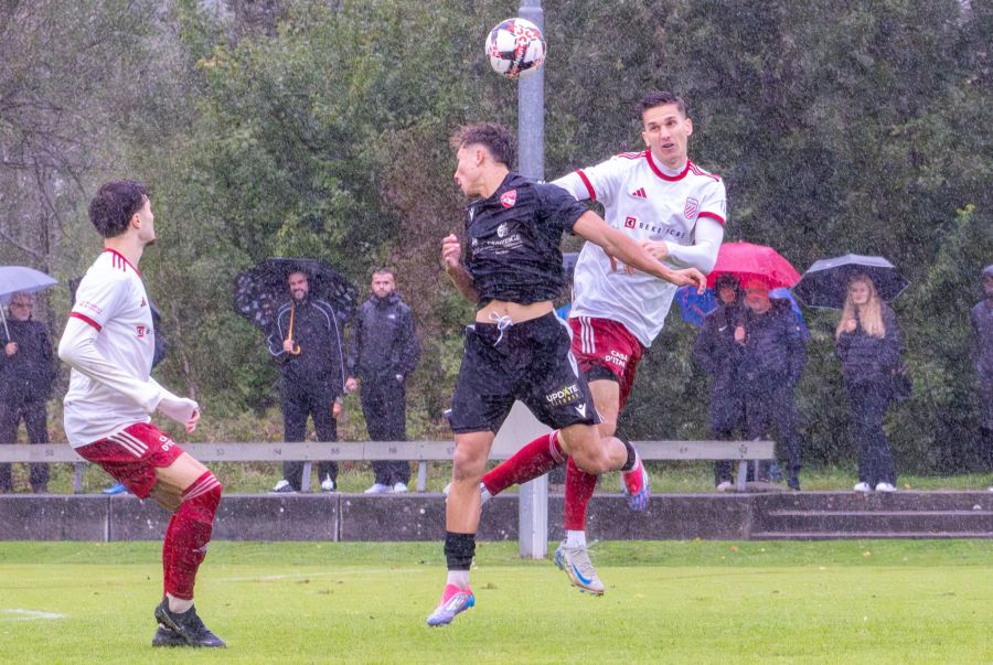 Auch der Regen und der Wind schien den beiden Teams wenig auszumachen.