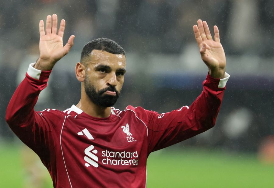 Nach dem Spiel ist Mohamed Salah die Enttäuschung trotz Kantersieg anzusehen.