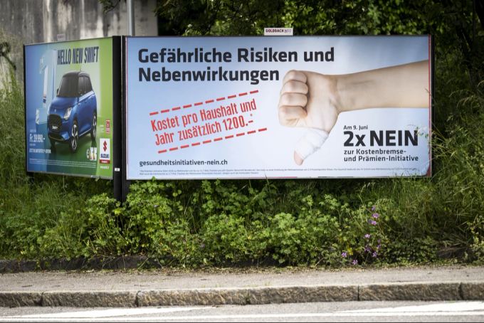 Ein Plakat des Komitees gegen die Kostenbremse-Initiative und gegen die Prämien-Entlastungsinitiative, fotgrafiert am 22. Mai 2024 in Ittigen. Kostenbremse-Initiative Prämien-Entlastungsinitiative