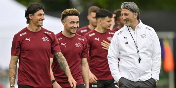 Steven Zuber ist ins Camp der Schweizer Nati eingerückt – hier lacht er mit Murat Yakin und Ruben Vargas. Steven Zuber