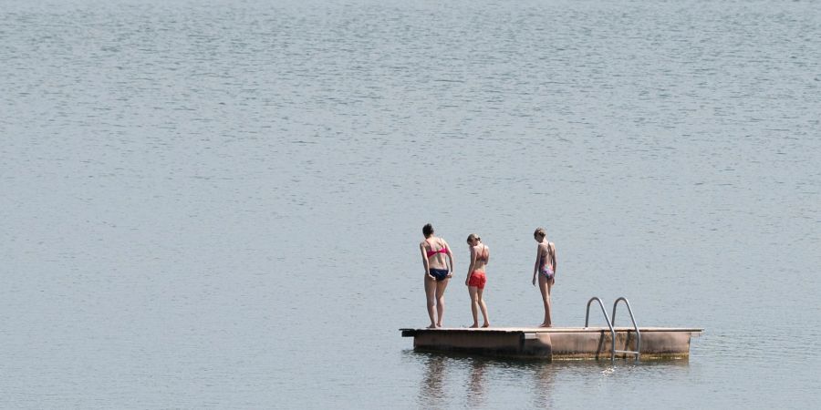 Badegäste im Badesee Birkwitz. Europaweit erreichen knapp 94 Prozent aller Badestellen eine ausgezeichnete oder gute Wasserqualität.