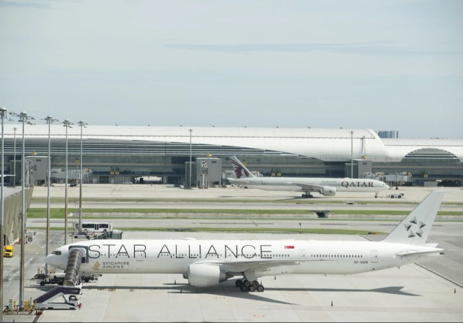 Dieses Flugzeug der Singapore Airlines musste auf dem Rückweg aus London in Thailand notlanden. Es war in heftige Turbulenzen geraten.