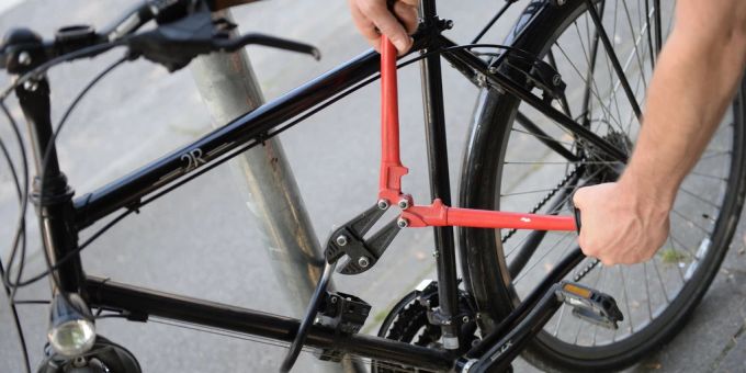 In Baden AG mussten mehrere Veloschlösser aufgeknackt werden, die im Parkverbot standen – zum Unmut der Besitzenden. (Symbolbild) Aufknacken eines Veloschlosses