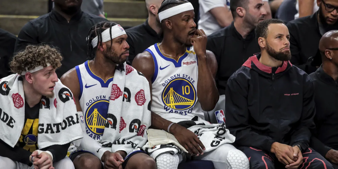 Stephen Curry on the bench during Warriors game