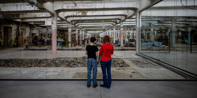 Zwei Besucher im Holocaust-Museum in der Fabrik von Oskar Schindler. schindler