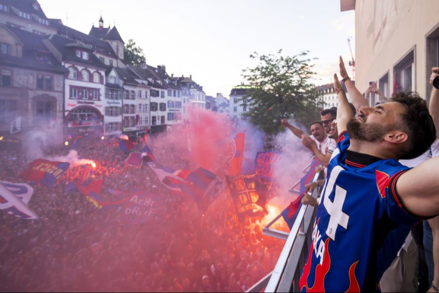 Die Spieler feierten auf dem Barfüsserplatz ausgelassen.