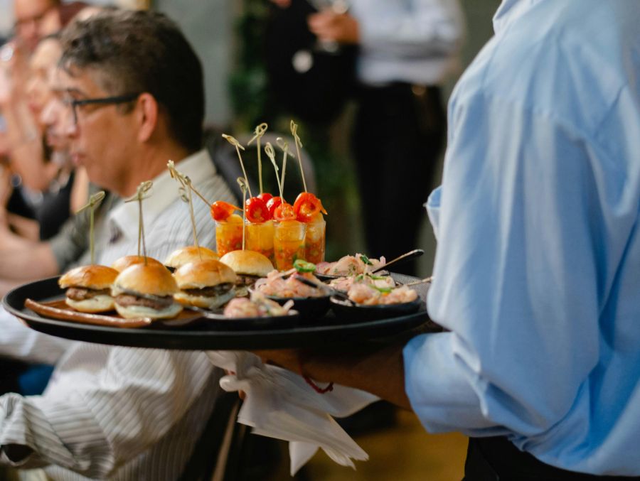Eine elegante Lösung für Mitarbeitende ist laut Gastrosuisse jeweils, wenn die Gäste mit Namen angesprochen werden.