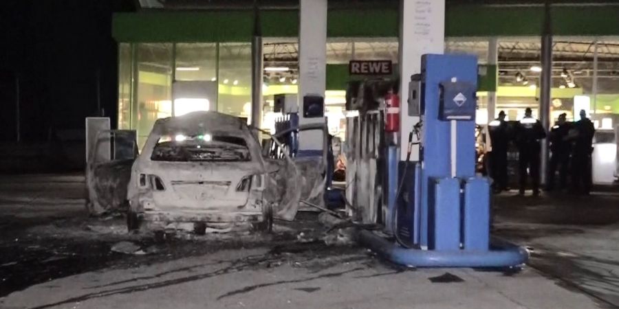 Die Feuerwehr verhinderte, dass das Feuer auf die Zapfsäulen überschlug.