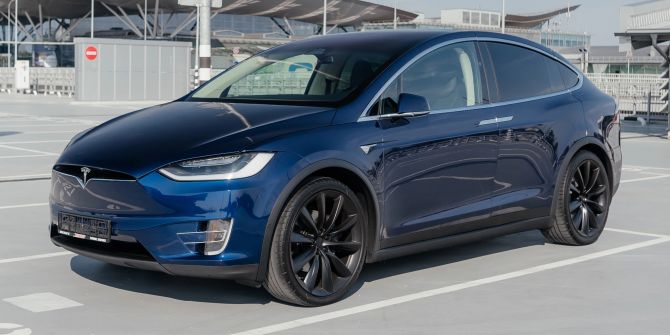Tesla Parkplatz Busse