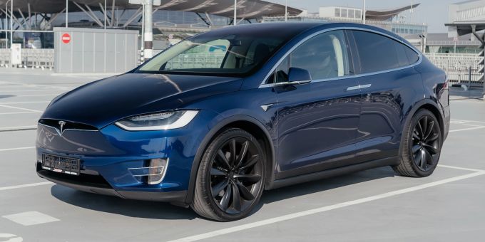 Wegen einer Parkbusse soll ein Tesla-Fahrer in Aarau eine Parkplatzkontrolleurin beschimpft haben. (Symbolbild) Tesla Parkplatz Busse