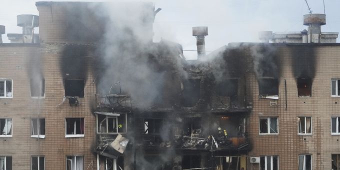 Blick nach einem russischen Angriff auf ein Wohnhaus in Charkiw, Ukraine, Samstag, 7. Juni 2025. Ukraine-Krieg Angriff Charkiw