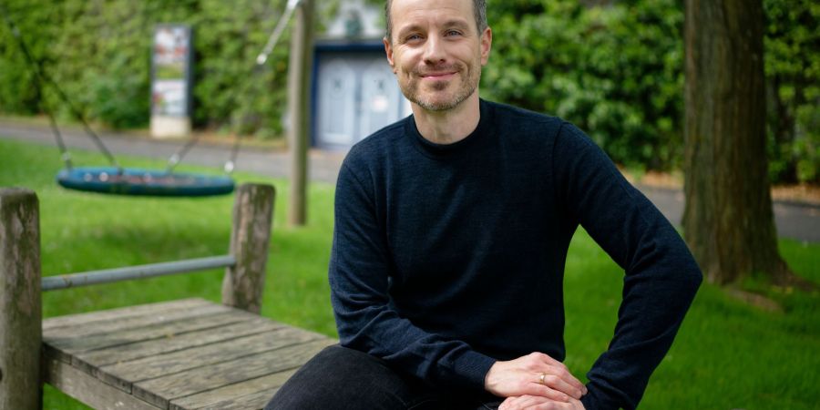 Schauspieler Marc Dumitru hat in seinem ersten Jahr als Vater die Eltern-Szene kennengelernt.